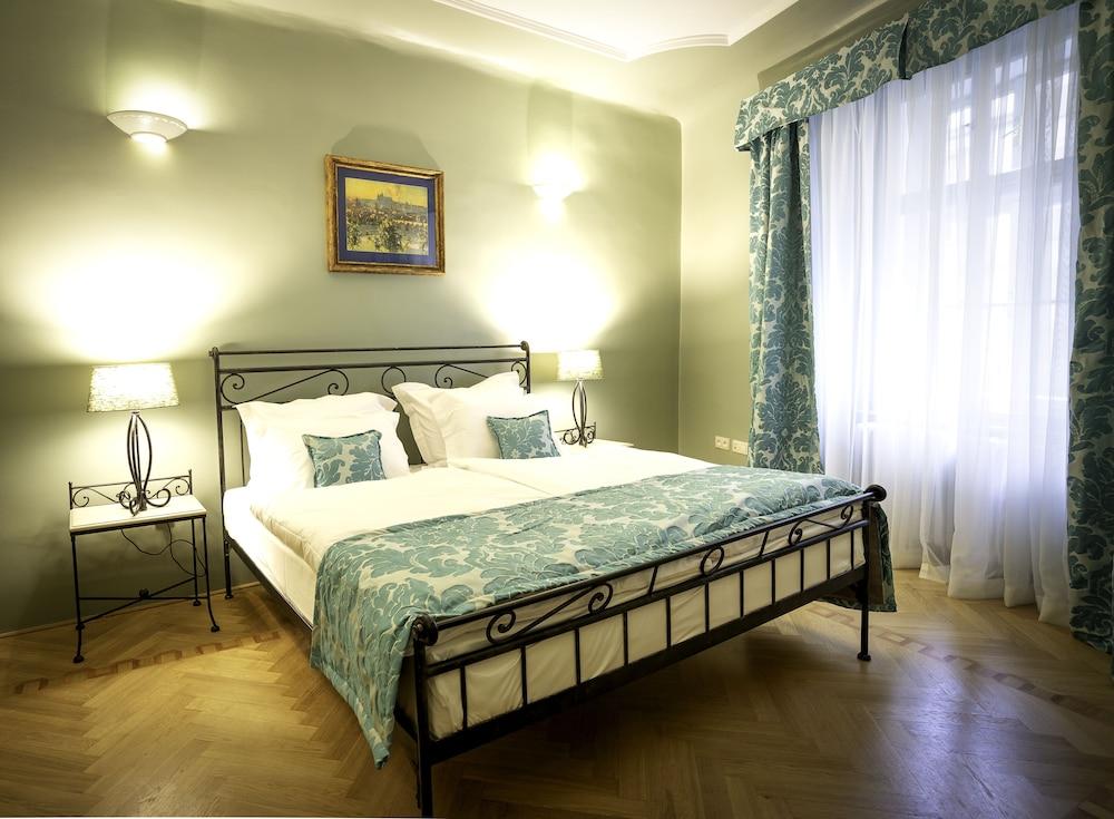 Black Star Suites