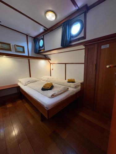 Hotelboot Zwaan