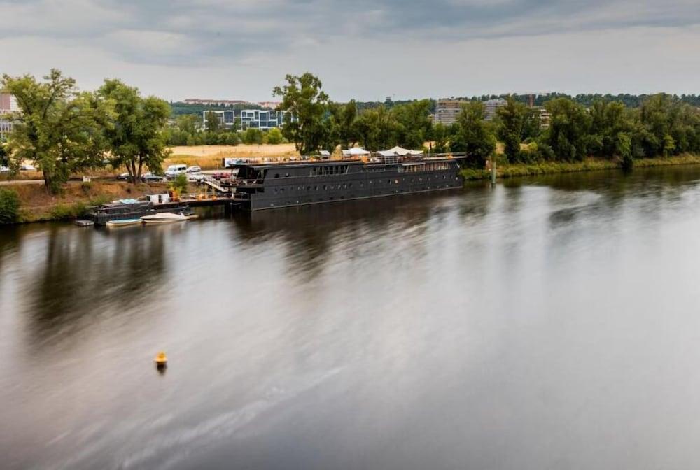Botel Marina