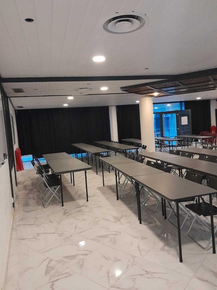Crystal Hotel Saint Denis Basilique
