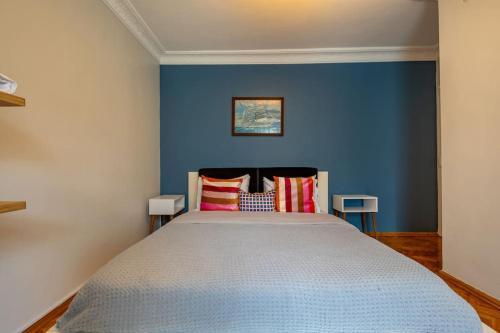 Central 3-Bedroom Flat