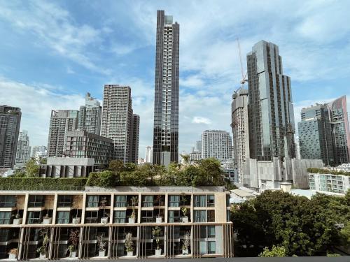 Luxurious Downtown condo w/train access