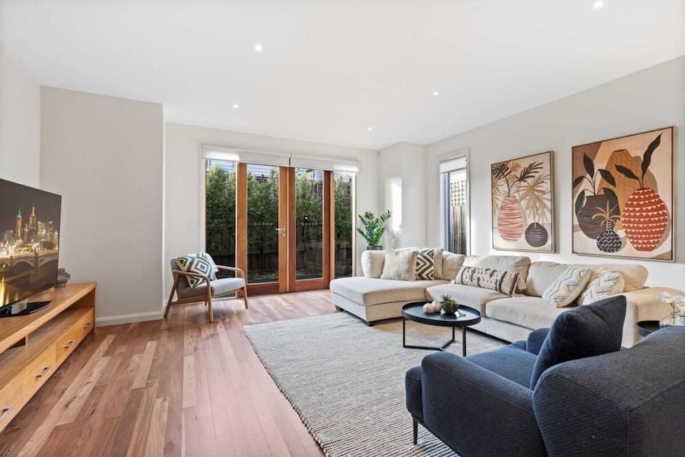 Chic 2-bed Home By Bustling Shops