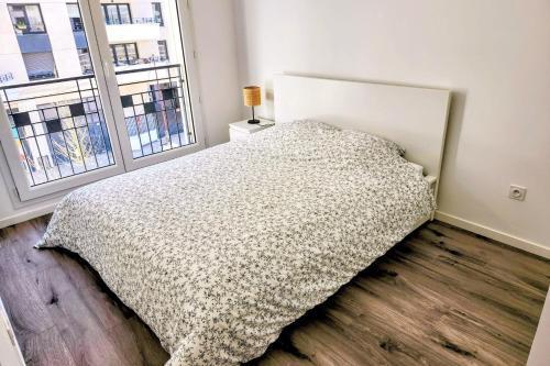 Modern apartment with balcony - Near Paris