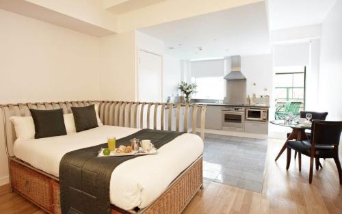 196 Bishopsgate Apartments by DMONTRIO