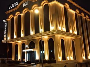 Golden River Hotel By Continent