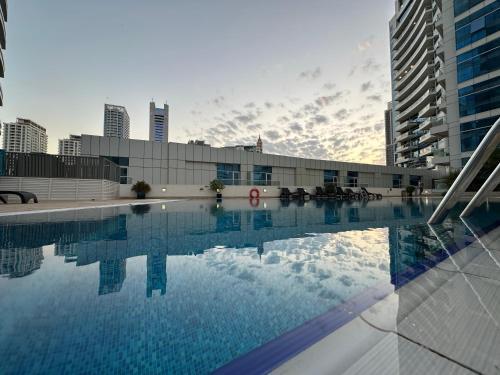 Opulent Flat with Beach, Pool & Canal View in JBR