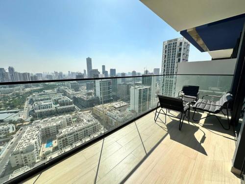 Elegant 1br Escape Jvc Pool & Balcony Access