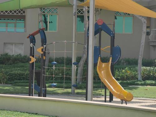 Bright 2 Bedroom Apartment, Beach & Pool Access