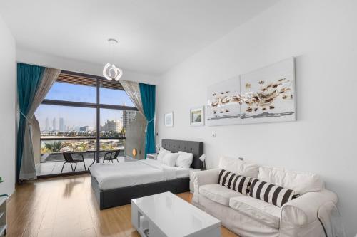 Bright Beachfront Studio with Breathtaking Views