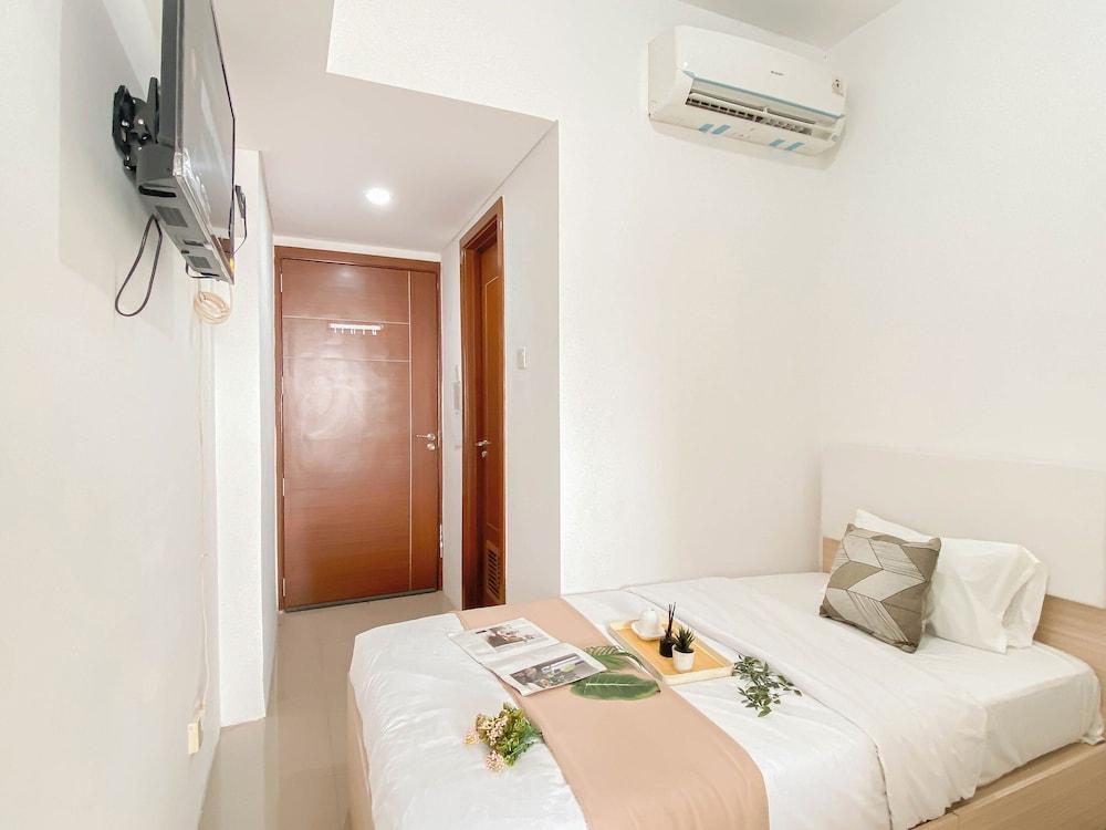 Basic Studio Apartment At Vittoria Residence
