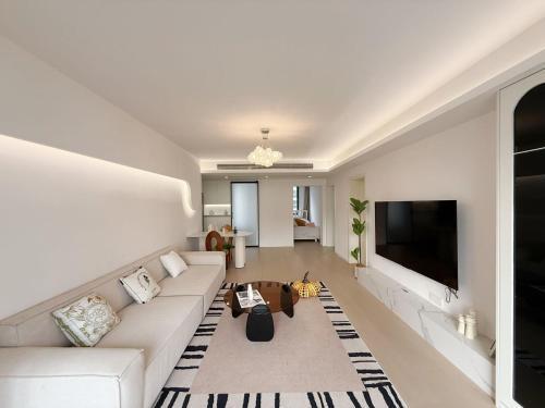 EHUB - Modern Rare 4-Bedroom APT, 50m from subway