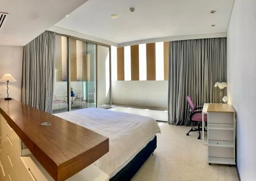 CBD Heritage King Suite - Spa Bath, Private Deck and Laundry