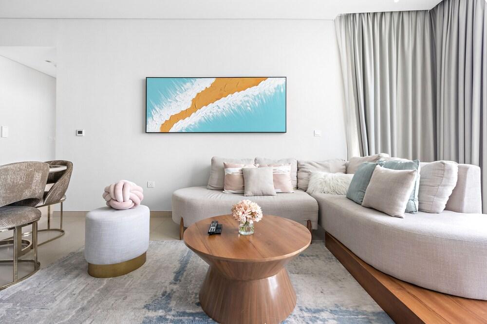 Elegant 2BR APT Dubai Marina