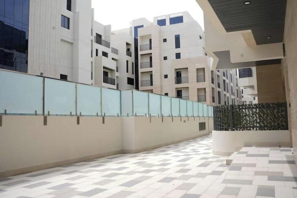 MH005 Luxurious 4BHK Duplex Apartment