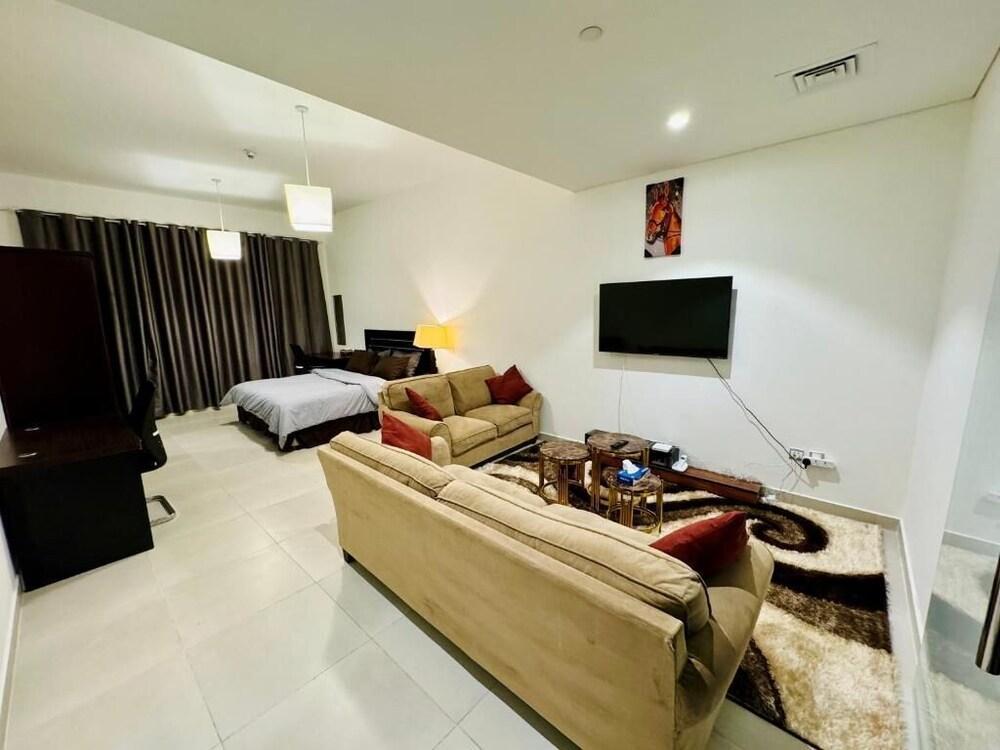 Luxurious Modern Apartment with Patio, Kitchen, Pool