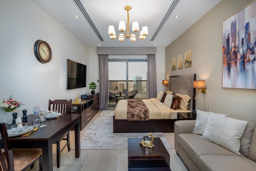 Modern Downtown Dubai Studio, Burj View from Pool