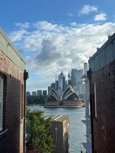Peaceful unit facing Sydney Opera House