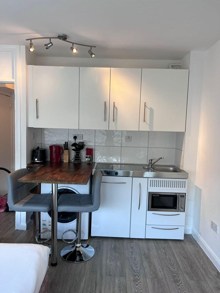 Light Studio with fully-equipped kitchenette close to Hyde Park