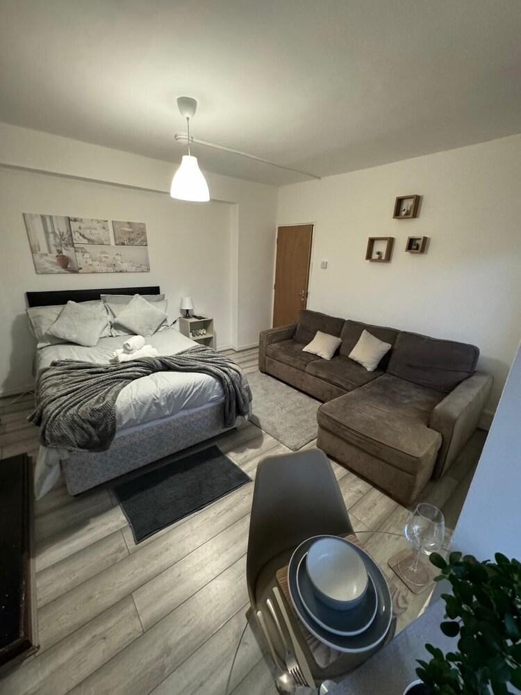 Lovely flat in bow