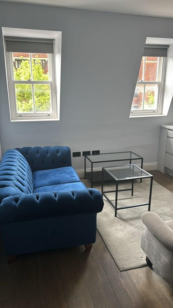 Luxury self contained 2 bed flat in Victoria