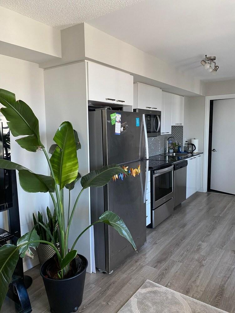 Modern condo with a view, 20mins from downtown