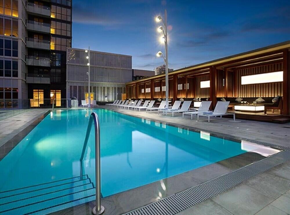 Modern 1BR + 1BA - Waterfront Condo / CN Tower!