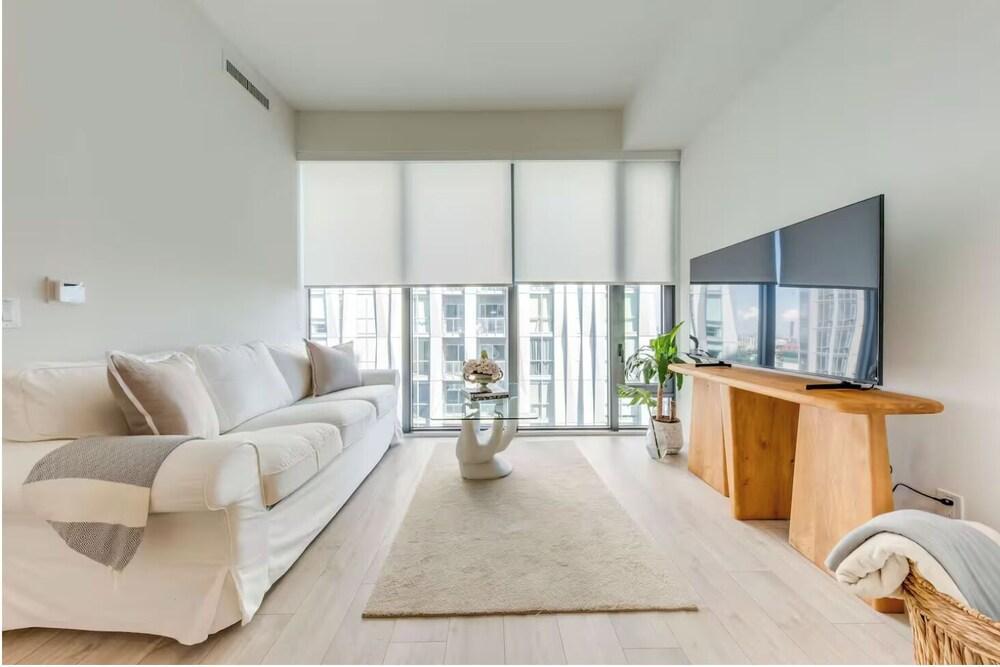 Yorkville Luxury Unit