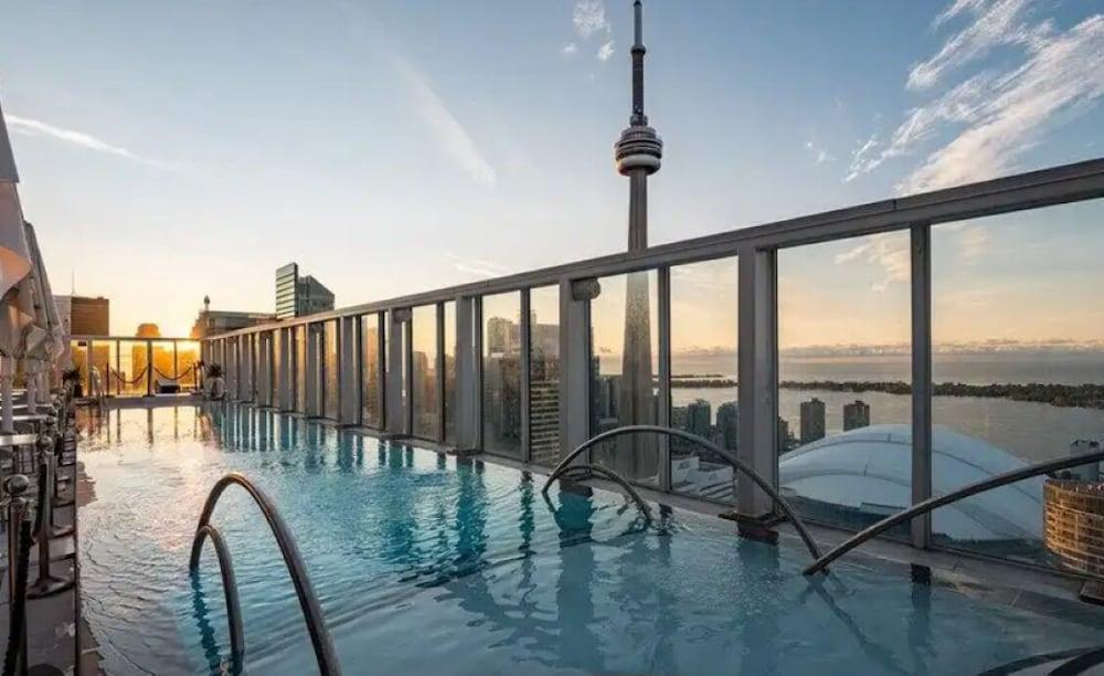 Hotel Lux Entertainment District Toronto