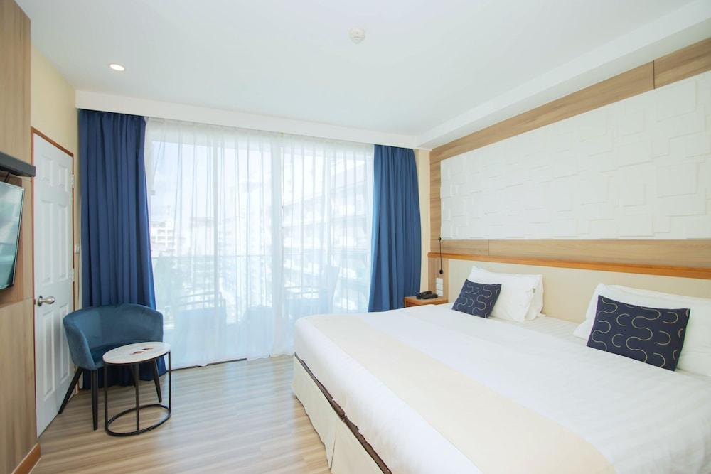 Sira Grande Hotel Patong Room Type - Deluxe Double Room with Balcony