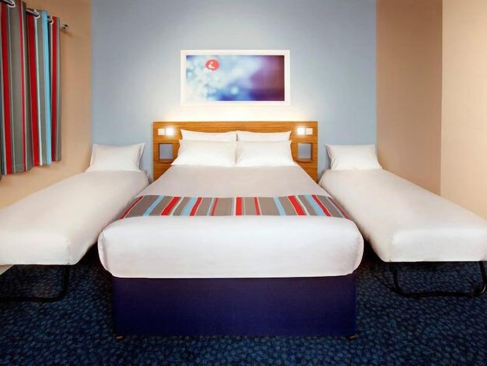 Travelodge Heathrow Terminal 5 - Tap to explore photos
