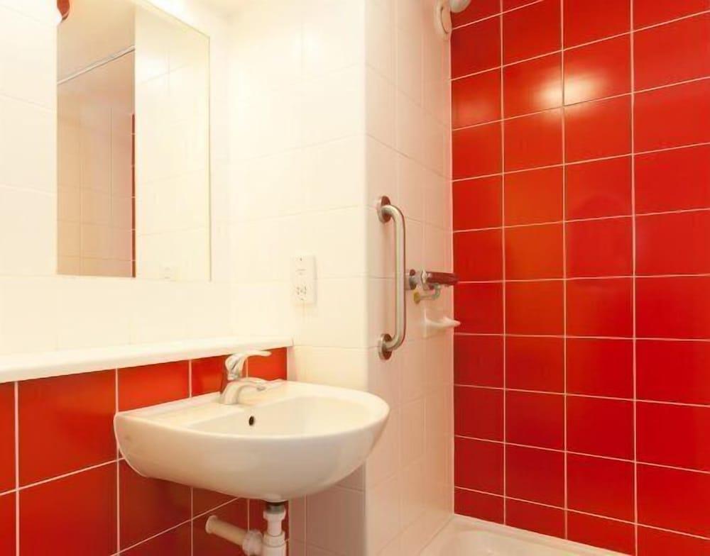 Travelodge Heathrow Terminal 5 - Tap to explore photos
