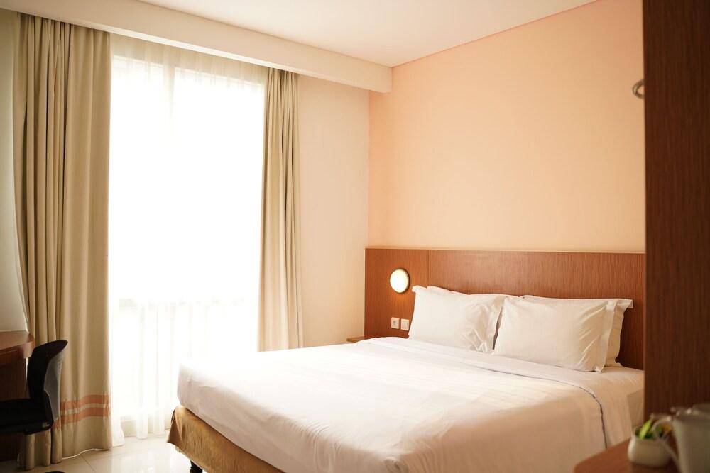 Pomelotel Patra Kuningan Jakarta Room Type - Superior Double Bed Room Only Pomelotel Patra Kuningan Jakarta Room Type - Superior Double Bed Room Only