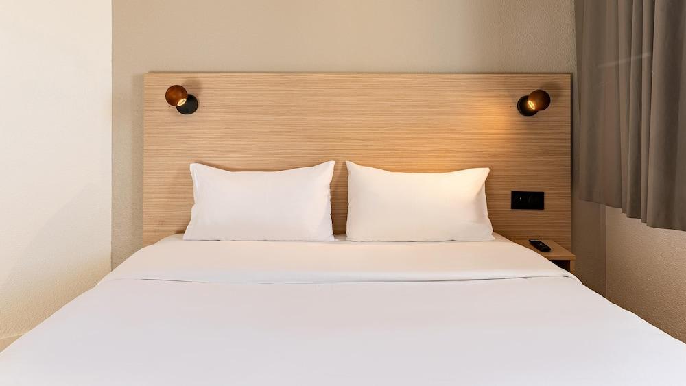 Kyriad ECO - Marne-la-Vallée Bussy-Saint-Georges Room Type - Standard Room, 1 Queen Bed