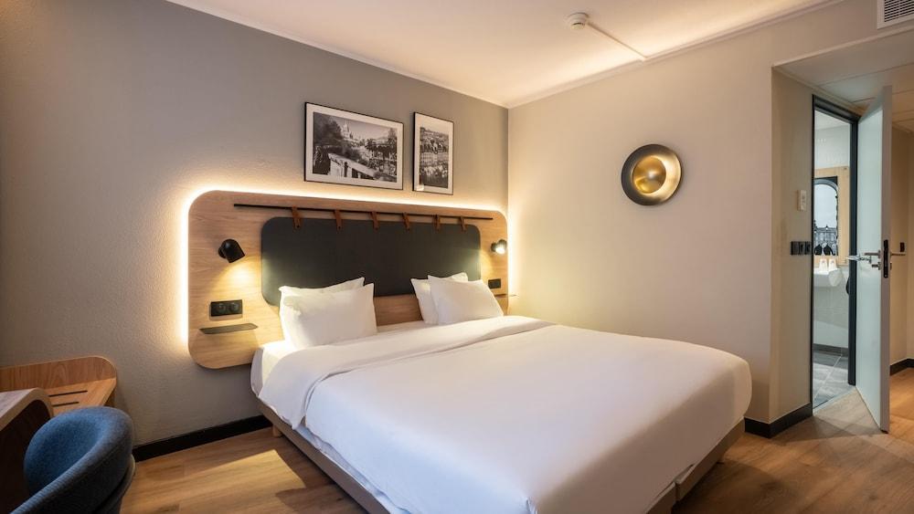 Campanile PRIME - Suresnes - La Défense Room Type - Superior Room, 1 King Bed