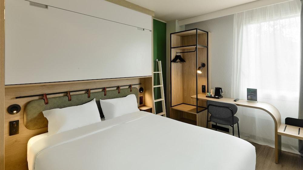 Campanile PRIME - Suresnes - La Défense Room Type - Standard Room, 1 Queen Bed