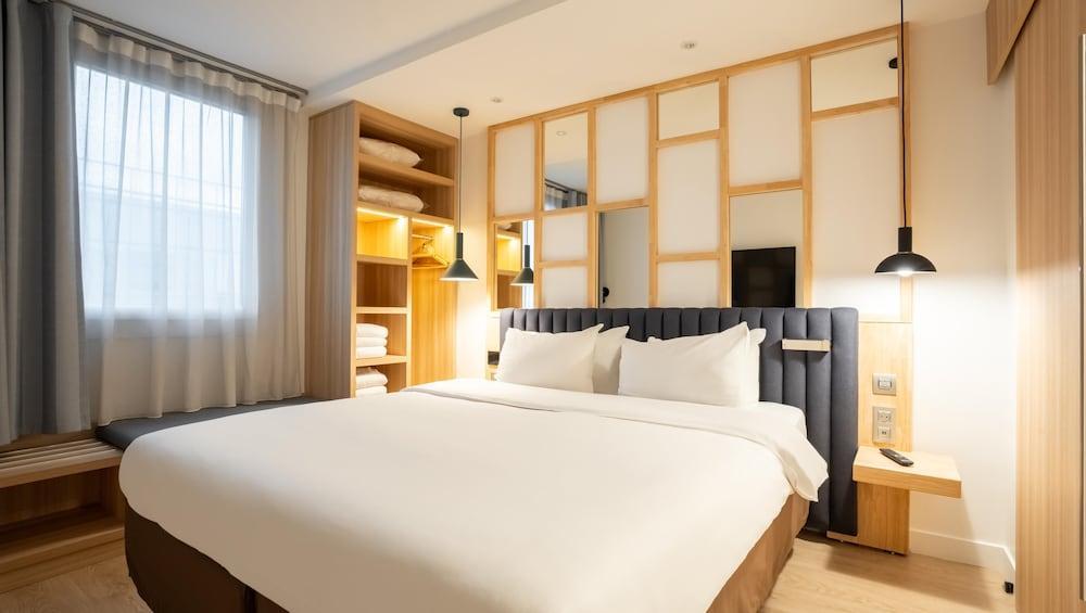 Campanile PRIME - Suresnes - La Défense Room Type - Junior Suite, 1 King Bed with Sofa bed