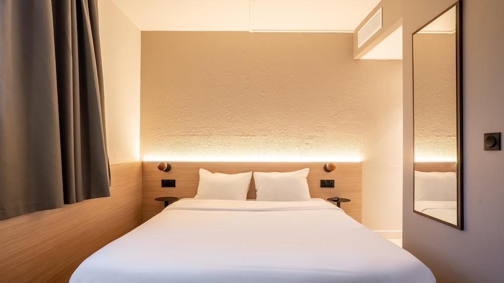 Kyriad ECO - Suresnes - La Défense Room Type - Standard Room, 1 Queen Bed with Sofa bed Kyriad ECO - Suresnes - La Défense Room Type - Standard Room, 1 Queen Bed with Sofa bed