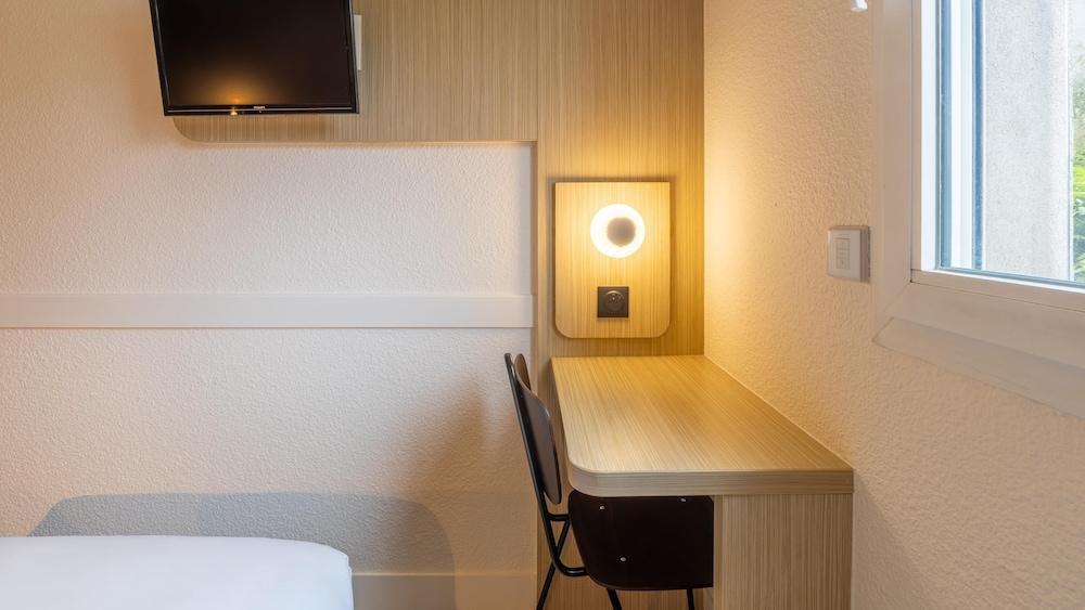 Kyriad ECO - Suresnes - La Défense Room Type - Standard Room, Multiple Beds Kyriad ECO - Suresnes - La Défense Room Type - Standard Room, Multiple Beds