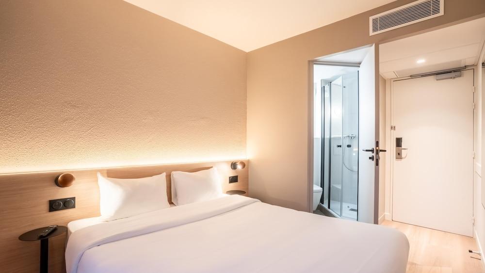 Kyriad ECO - Suresnes - La Défense Room Type - Standard Room, 1 Queen Bed