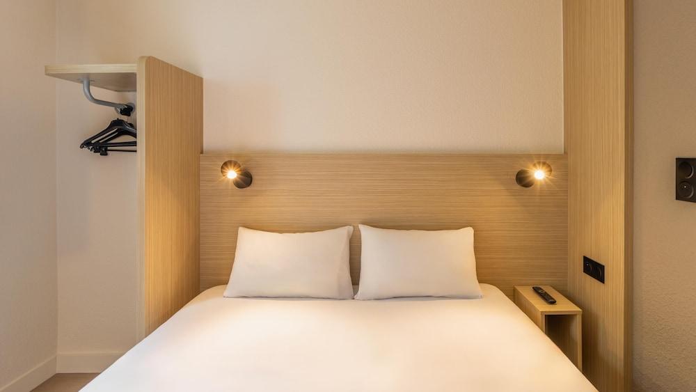 Premiere Classe Paris Ouest - Pont De Suresnes