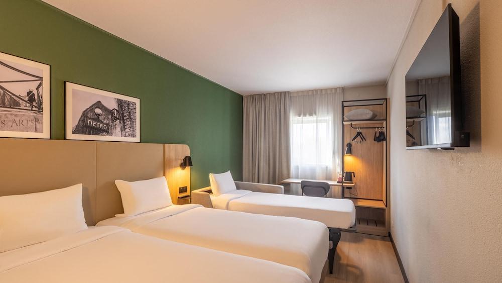 Campanile PRIME - Villejuif Room Type - Standard Room, 1 Queen Bed with Sofa bed Campanile PRIME - Villejuif Room Type - Standard Room, 1 Queen Bed with Sofa bed