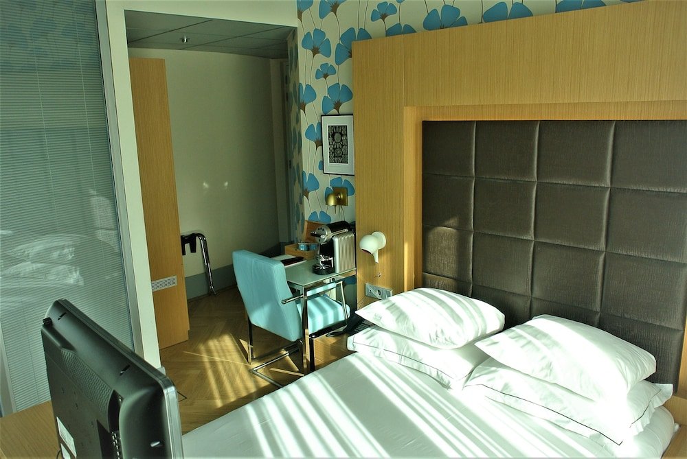 Amadi Park Hotel Room Type - Standard Room, 1 Queen Bed