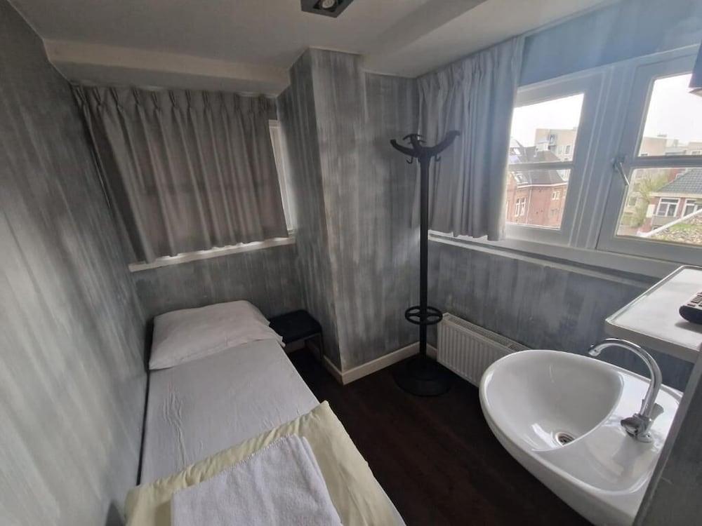 Amigo Hotel - Hostel Room Type - Basic Single Room