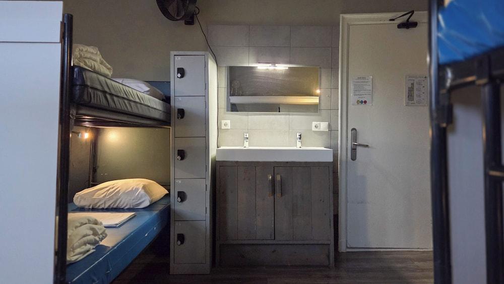 Hostel Cosmos Amsterdam Room Type - Bed in a 8-bed female dormitory with shared bathroom