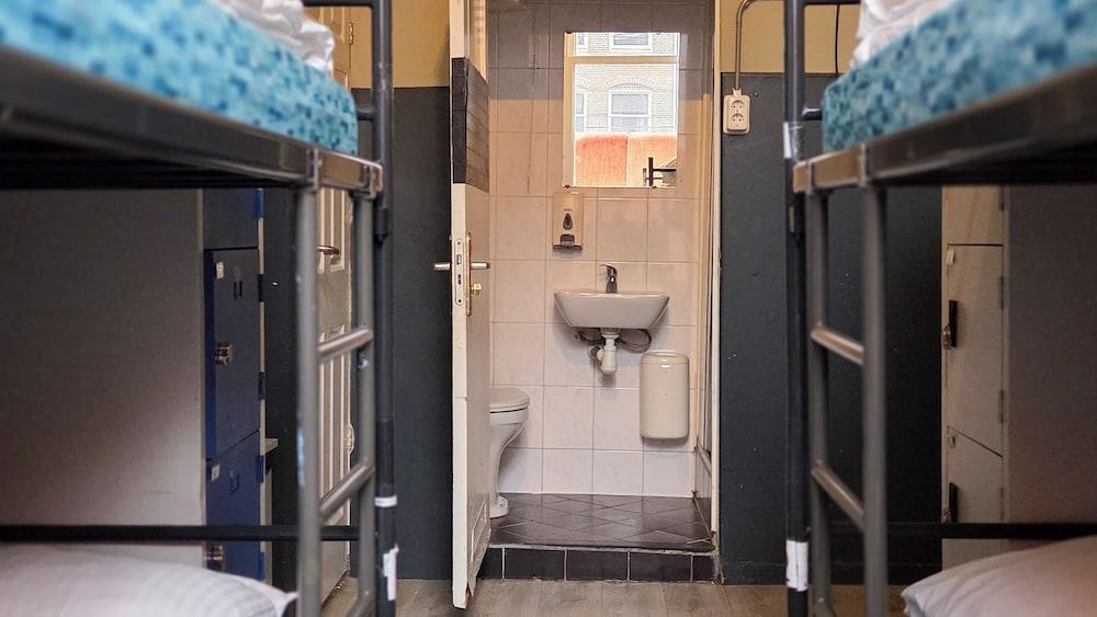 Hostel Cosmos Amsterdam Room Type - Bed in a 4-bed female dormitory with private bathroom Hostel Cosmos Amsterdam Room Type - Bed in a 4-bed female dormitory with private bathroom