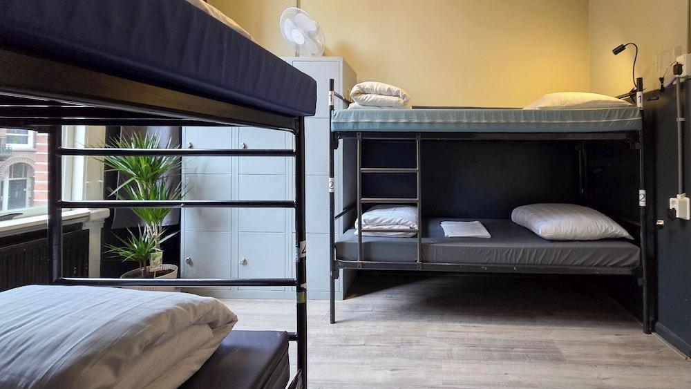 Hostel Cosmos Amsterdam Room Type - 4-Bed Dorm with shared bathroom
