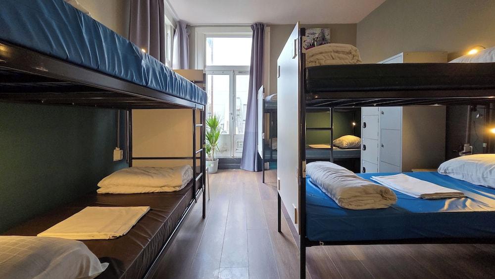 Hostel Cosmos Amsterdam Room Type - Bed in a 8-bed male dormitory with shared bathroom