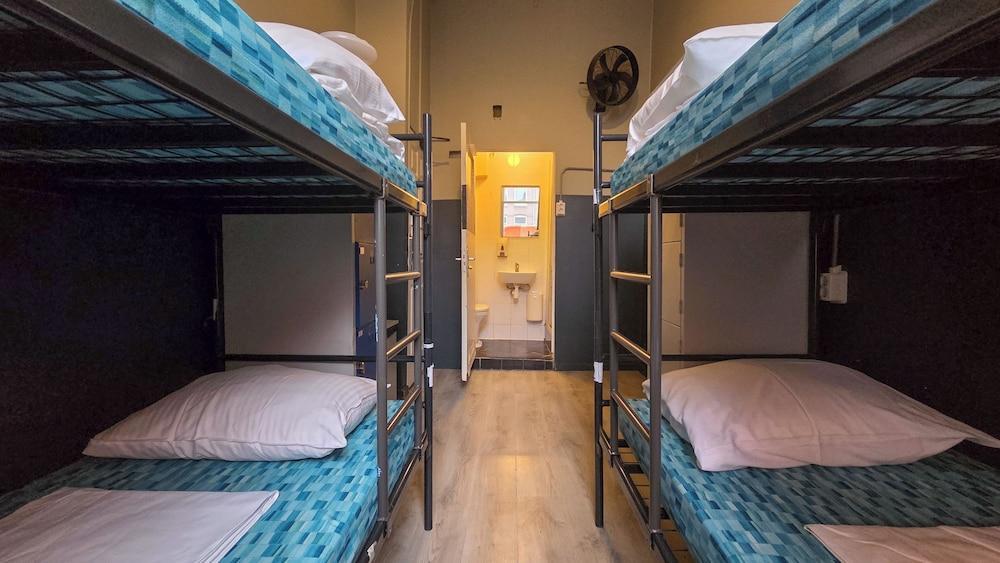 Hostel Cosmos Amsterdam Room Type - 4-Bed Dorm with private bathroom