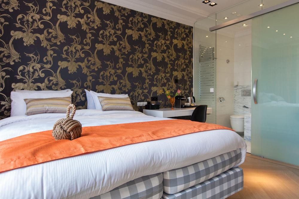 The Amsterdam Canal Hotel Room Type - Deluxe Room, 1 Queen Bed, Canal View